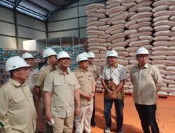 Kunjungi Gudang Bulog di Batam, Endipat Wijaya Pastikan Ketahanan Pangan Aman Hingga 3 Bulan ke Depan