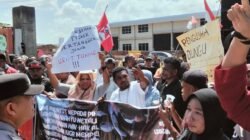 Ratusan Warga Demo PT Yin Baa Steel, Tuntut Kejelasan Hak Pekerja yang Meninggal