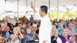 Amsakar Achmad Serahkan Bantuan Tunai untuk 4.000 Lansia di Batam