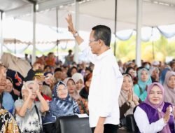 Amsakar Achmad Serahkan Bantuan Tunai untuk 4.000 Lansia di Batam