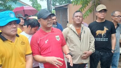 Aksi Nyata di Tengah Hujan, Ketua DPRD Kepri Turun Langsung Cek Titik Banjir Tiban Indah