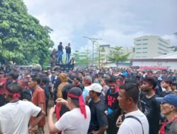Tuntut Permohonan Maaf dan Pencopotan Yusril Koto, Ribuan Warga Pulau Unjuk Rasa di Kantor LIRA Kepri