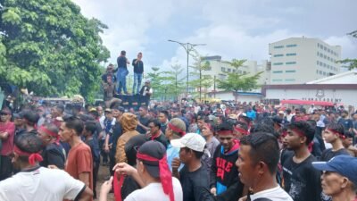 Tuntut Permohonan Maaf dan Pencopotan Yusril Koto, Ribuan Warga Pulau Unjuk Rasa di Kantor LIRA Kepri