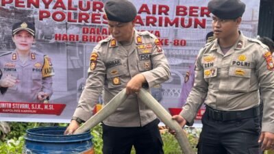 Polres Karimun dan Brimob Salurkan Air Bersih untuk Warga Telaga Riau dalam Peringatan HUT Bhayangkara ke-80
