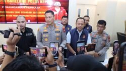 Kapolresta Barelang Pimpin Konferensi Pers Penanganan Kasus Pengeroyokan dan Penganiayaan yang Viral di Media Sosial
