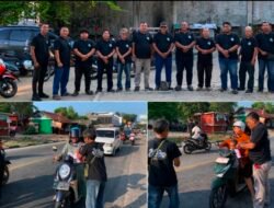 Sambut HUT RI dan HUT IWO Ratusan Bendera Merah Putih di Bagikan ke Pengendara
