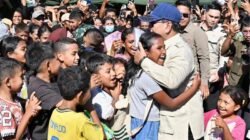 Senyum Anak-anak di Tenda Pengungsian Saat Presiden Prabowo Datang ke Nagekeo