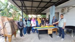Penuhi Komitmennya, Aweng Kurniawan Serahkan Bantuan Alat Posyandu hingga Perlengkapan Hadrah
