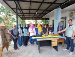 Penuhi Komitmennya, Aweng Kurniawan Serahkan Bantuan Alat Posyandu hingga Perlengkapan Hadrah