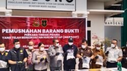 Kejari Karimun Musnahkan Barang Bukti 100 Perkara
