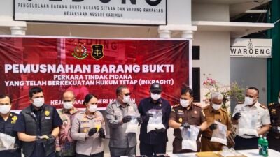 Kejari Karimun Musnahkan Barang Bukti 100 Perkara