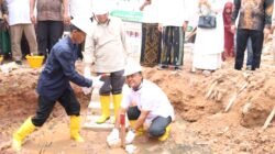 Siap Jadi Pusat Pembinaan Umat, Ketua DPRD Kepri Letakkan Batu Pertama Pembangunan Masjid Al-Amin Nurul Iman